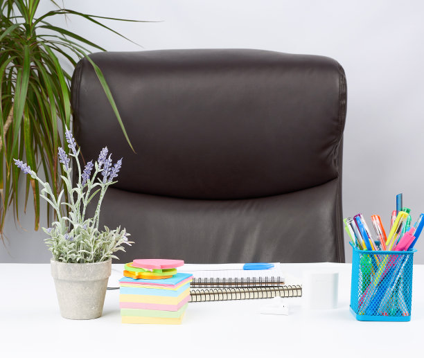 空的棕色扶手椅和白色书桌和文具图片下载