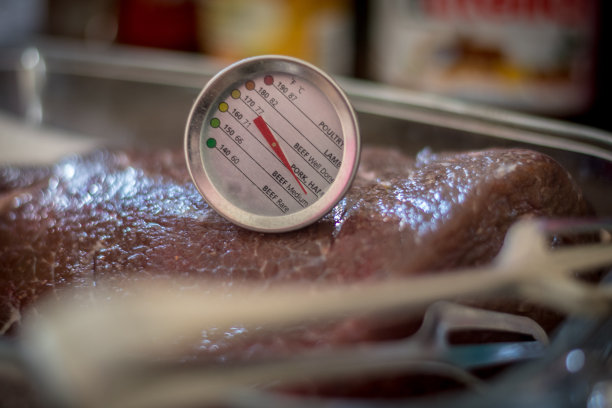 烤架上烤制的美味牛肉图片下载