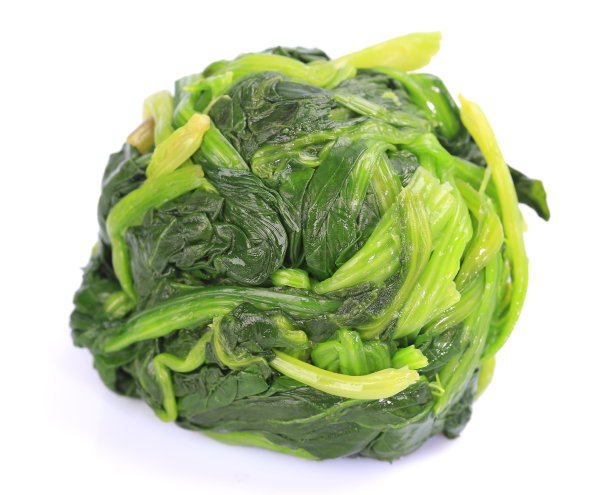 白背景上的煮熟的绿色菠菜图片下载