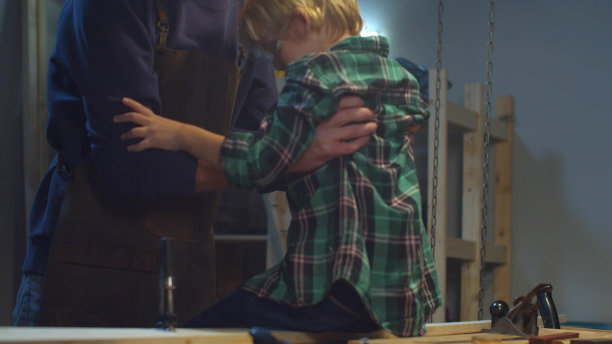 一个孩子在车库里找到了爸爸图片下载