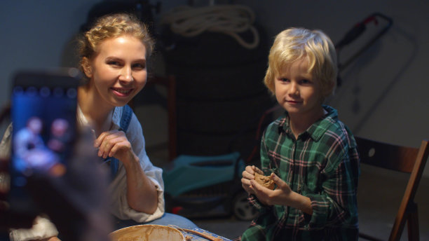 爸爸用手机拍了一张他儿子用粘土雕刻的照片图片下载