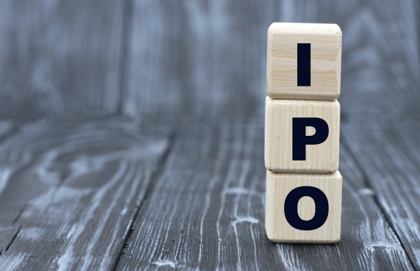 IPO的概念就在立方体上木质的灰色背景上图片下载