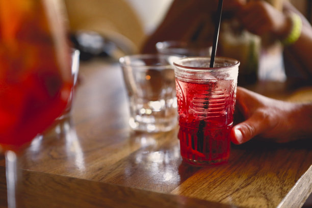 作物人在咖啡馆享受冷饮图片下载