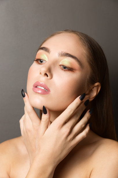 性感美丽的脸。魅力肖像美丽的女人模特与晚妆。时尚闪亮的高光对皮肤，性感光泽的嘴唇化妆和完美的眉毛。图片下载