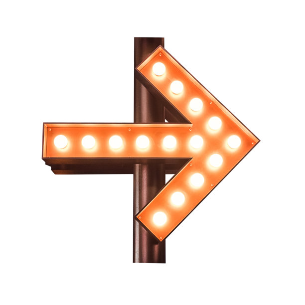 箭头-右边的指针是由金属制成的，装饰着阁楼风格的灯泡。孤立在白色上，没有影子。图片下载