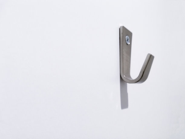 金属衣架在银色的木制背景在白色图片下载