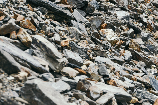 为建筑倾倒的石头。有巨石的采石场。山上的冰碛，是游客的障碍。图片下载