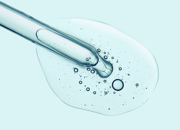 带移液管的冷蓝色凝胶或油精华血清置于蓝色和白色孤立的背景上图片下载