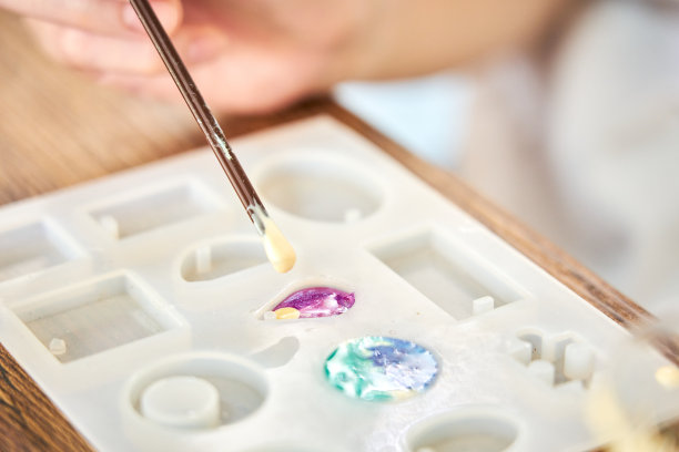 将白色树脂滴入树脂模具中图片下载