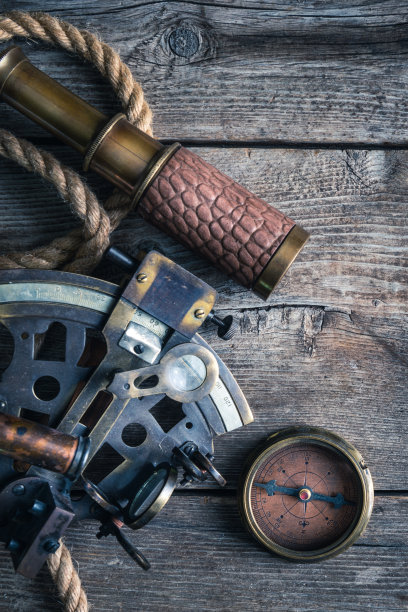 木制背景上的航海设备，高高在上图片下载