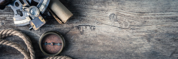 木制背景上的航海设备，高高在上图片下载