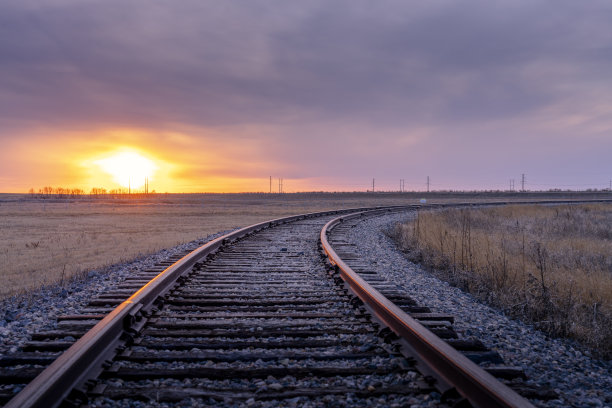 铁路在日落时分图片下载