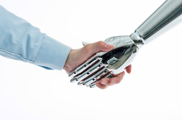 商人和机器人在白色背景下握手图片下载