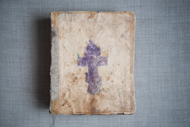 一本非常古老的圣经，流传至今。书上的照片。图片下载