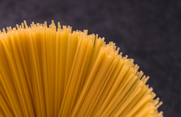 意大利面背景,意大利面。副本的空间。生的意大利面条。图片下载