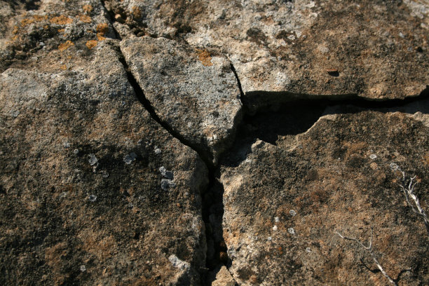 在岩石纹理上漏气图片下载