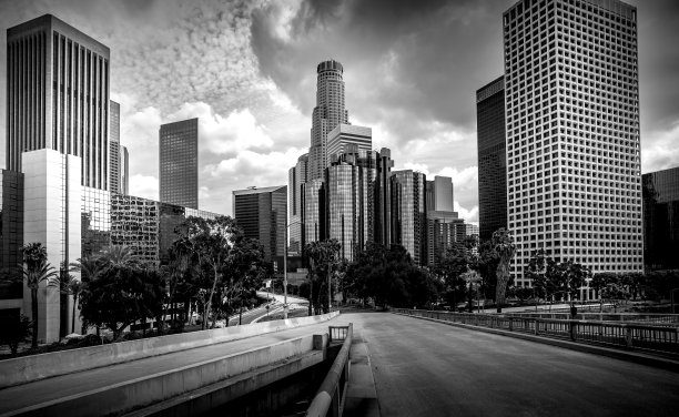 美国加州洛杉矶市区黑白城市景观。图片下载