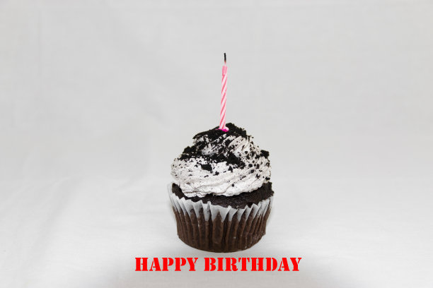 生日快乐，插着粉红蜡烛的小蛋糕图片下载