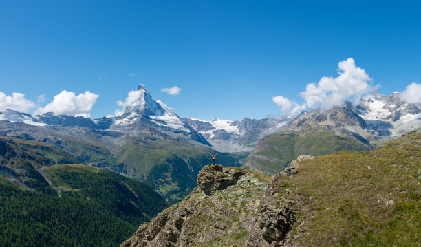 年轻女孩张开双臂，欣赏瑞士阿尔卑斯山壮丽的风景图片下载