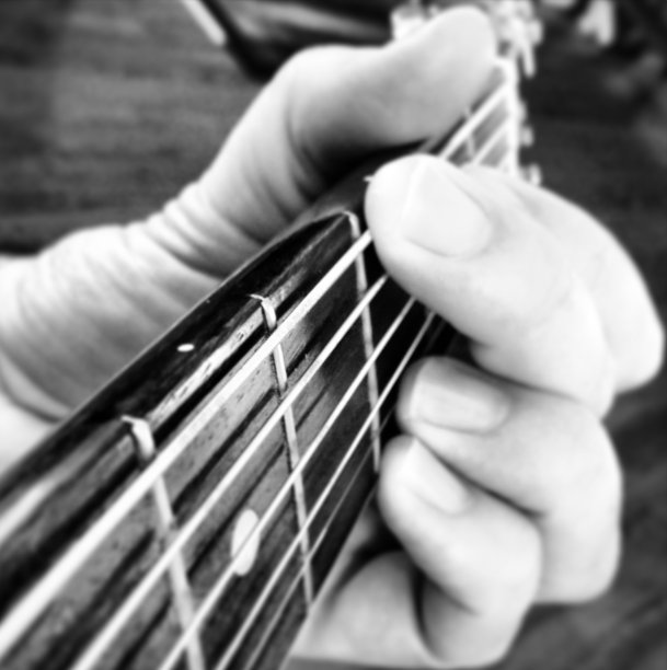 弹吉他图片下载