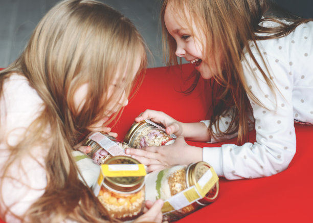 可爱的小女孩。可爱的小女孩在玩耍。图片下载