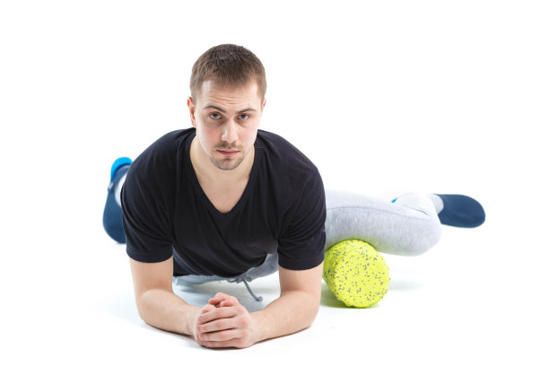 一个人用一种特殊的运动器材来锻炼身体。自我按摩提高身体的张力图片下载