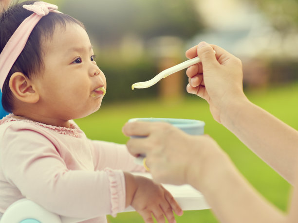 可爱的亚洲婴儿1岁时吃东西图片下载