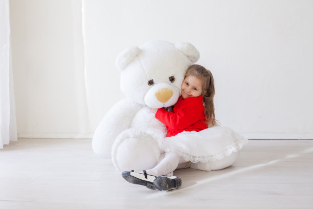 漂亮的女孩和玩具泰迪熊礼物图片下载