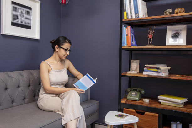 一个笑容可掬的女商人的肖像。明亮的背景图片下载