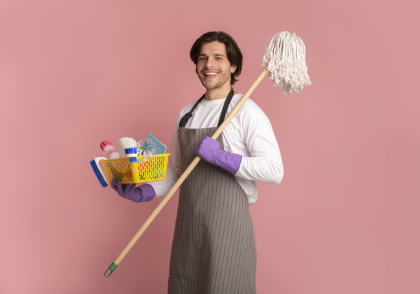 肖像快乐的人拿着拖把和水桶与清洁工具图片下载