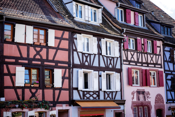 科尔马，阿尔萨斯-法国。五颜六色的传统法国房子在小威尼斯河畔，科尔马，法国图片下载