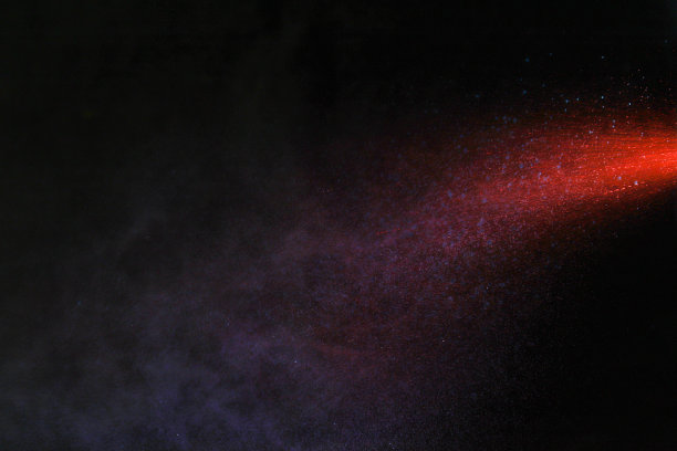 在黑色背景上喷雾图片下载