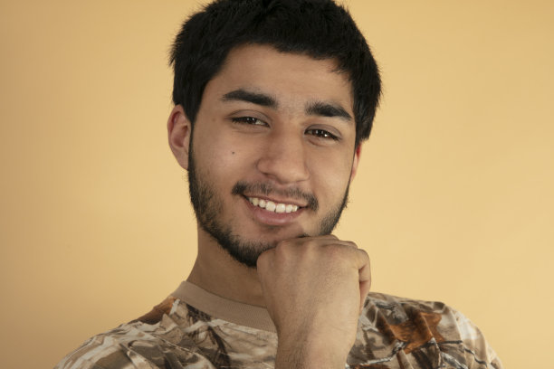 友好的年轻人图片下载