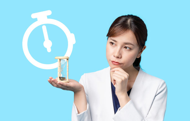 年轻的亚洲女人拿着沙漏。图片下载