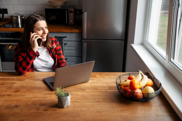 坐在厨房里用笔记本电脑的女人图片下载