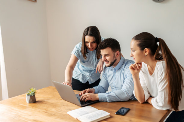 年轻的上班族。白色背景上的图片图片下载