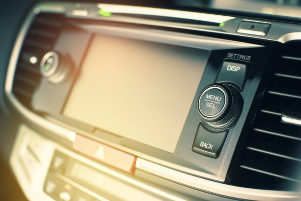 豪华轿车头部单元多媒体控制面板上的菜单和选择按钮。图片下载