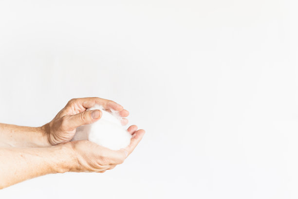 一个男人用肥皂泡洗手，干净的双手洗掉细菌和病毒，白色的背景图片下载