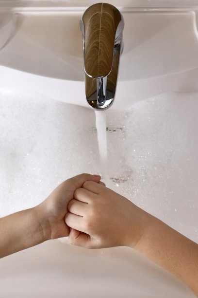 孩子学会用水槽中的水清洗拳头、指尖和指甲的内侧。图片下载