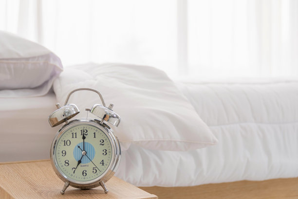 室内白色卧室，白色窗帘。图片下载