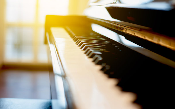 钢琴键盘带着空虚。图片下载