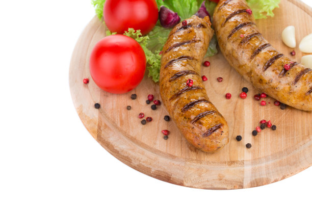 在砧板上烧烤的碎猪肉香肠。图片下载