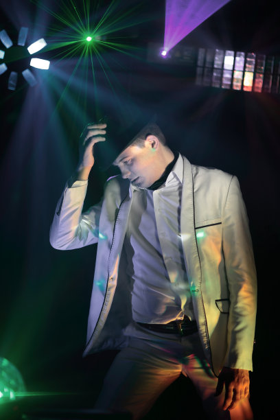 一个夜店的时尚男DJ。有拷贝空间的照片图片下载