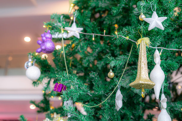 白色的星星形状的泡沫和大礼帽与节日的圣诞树装饰图片下载