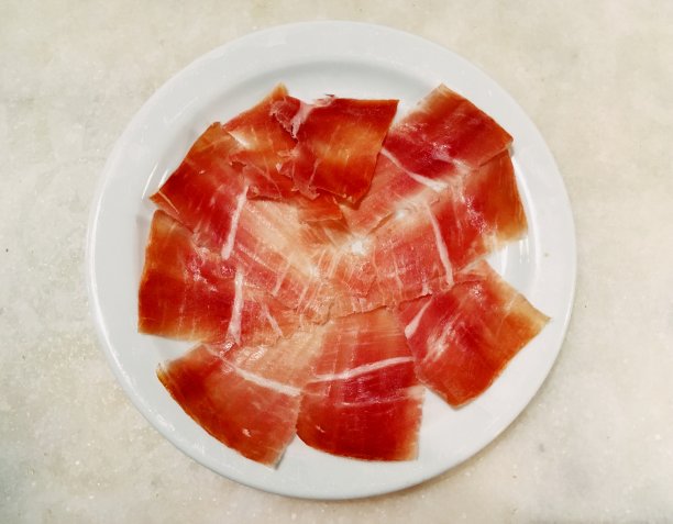 塞拉诺火腿盘切好，供食用。图片下载