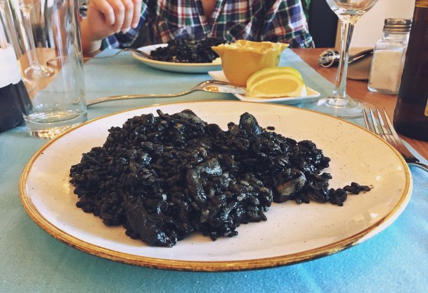 餐厅供应的瓦伦西亚风格黑米。图片下载