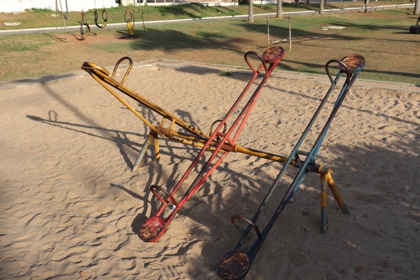 古老的跷跷板图片下载