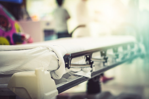 模糊医院背景与老年患者在床上和轮椅等待走廊病房。在专业护士和医生的支持下，为生病的人提供的医疗保健服务差图片下载