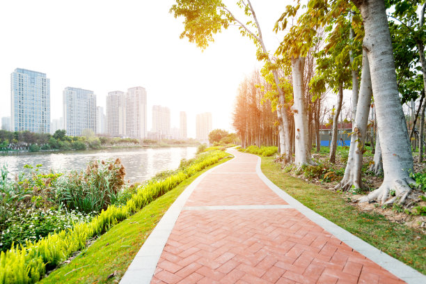 湖边的红砖小路图片下载