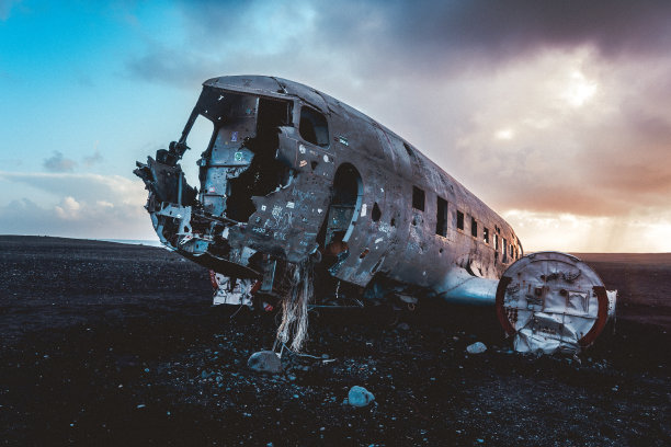 在冰岛Sólheimasandur的黑沙滩上失事的飞机图片下载